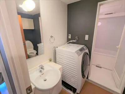 a small bathroom with a sink and a toilet at \u6b4c\u821e\u4f0e\u753a\u306e\u7269\u4ef6 \u6700\u4e0a\u968e \u6771\u65b0\u5bbf\u99c5\u5f92\u6b693\u5206\u65b0\u5bbf\u6e0b\u8c37\u539f\u5bbf\u30a8\u30ea\u30a2 in Tokyo