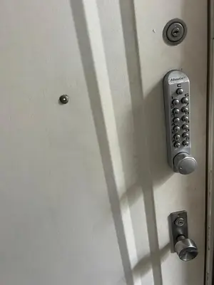 a close up of a door with a remote control at \u548c\u98a8\u5ba2\u68e7 in Tokyo