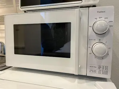 a white microwave oven on top of a counter at Cozy inn Oyama in Tokyo