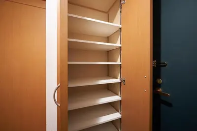a closet with white shelves and a blue door at \u65e7 DeLCCS\u5c71\u5439\u795e\u697d\u5742III in Tokyo