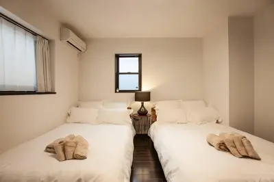 two beds sitting next to each other in a room at ks\u897f\u65e9\u7a32\u7530 in Tokyo
