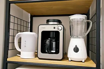 a coffee maker and a blender on a shelf at \u30bb\u30f3\u30c8\u30ec\u30a4 \u62bc\u4e0a\u30ce\u30fc\u30b9103 in Tokyo
