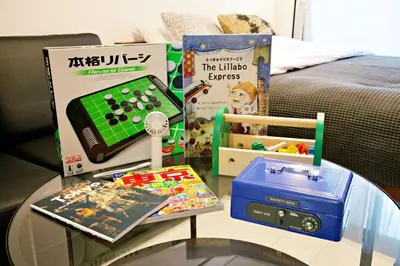 a glass table with toys on top of a bed at \u30bb\u30f3\u30c8\u30ec\u30a4 \u62bc\u4e0a\u30ce\u30fc\u30b9103 in Tokyo