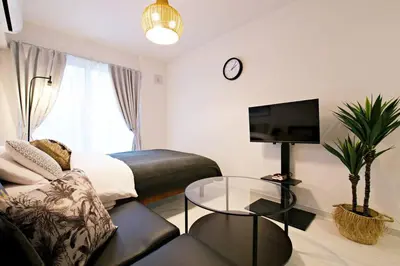 a living room with a couch and a table at \u30bb\u30f3\u30c8\u30ec\u30a4 \u62bc\u4e0a\u30ce\u30fc\u30b9103 in Tokyo