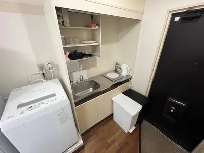 a small kitchen with a sink and a dishwasher at \u5c71\u624b\u7dda\u5de3\u9d28\u99c5\u307e\u3067\u5f92\u6b69\uff15\u5206\u306e\u5feb\u9069\u306a\u30ef\u30f3\u30eb\u30fc\u30e0 in Tokyo