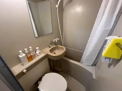a small bathroom with a sink and a toilet at \u5c71\u624b\u7dda\u5de3\u9d28\u99c5\u307e\u3067\u5f92\u6b69\uff15\u5206\u306e\u5feb\u9069\u306a\u30ef\u30f3\u30eb\u30fc\u30e0 in Tokyo