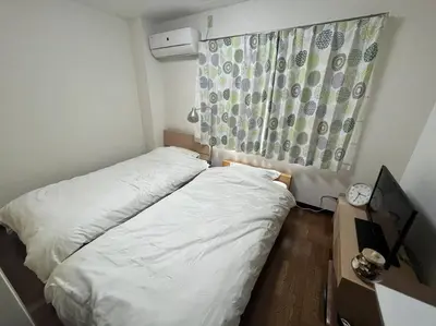 a small bedroom with a bed and a desk and a window at \u5c71\u624b\u7dda\u5de3\u9d28\u99c5\u307e\u3067\u5f92\u6b69\uff15\u5206\u306e\u5feb\u9069\u306a\u30ef\u30f3\u30eb\u30fc\u30e0 in Tokyo