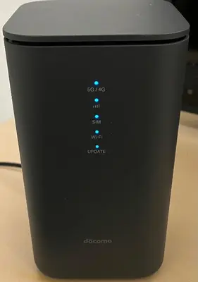 a black router sitting on top of a table at \u5c71\u624b\u7dda\u5de3\u9d28\u99c5\u307e\u3067\u5f92\u6b69\uff15\u5206\u306e\u5feb\u9069\u306a\u30ef\u30f3\u30eb\u30fc\u30e0 in Tokyo