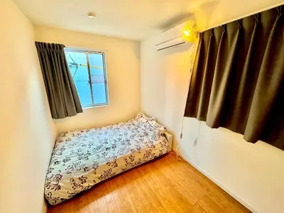 a small bedroom with a bed and a window at \uff28\uff2f\uff34\uff25\uff2c\u3000\uff25\uff2c\u30009 in Tokyo