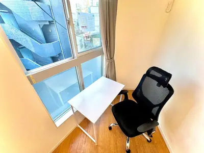 a chair in a room with a desk and a window at \uff28\uff2f\uff34\uff25\uff2c\u3000\uff25\uff2c\u30009 in Tokyo