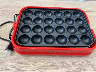 a red container full of muffins sitting on a table at \uff28\uff2f\uff34\uff25\uff2c\u3000\uff25\uff2c\u30009 in Tokyo