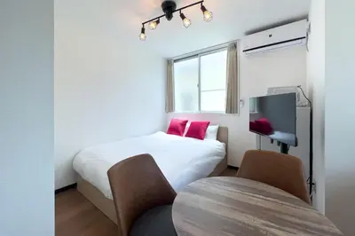 a small room with a bed and a tv at \u30a8\u30ec\u30ac\u30f3\u30c8\u30cf\u30a6\u30b9 in Tokyo