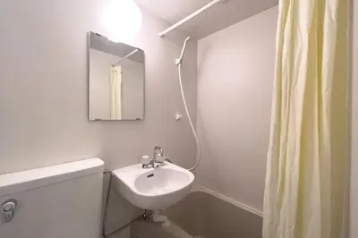 a white bathroom with a sink and a mirror at \u30a8\u30ec\u30ac\u30f3\u30c8\u30cf\u30a6\u30b9 in Tokyo