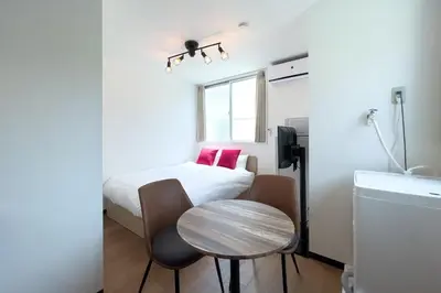 a small room with a bed and a table at \u30a8\u30ec\u30ac\u30f3\u30c8\u30cf\u30a6\u30b9 in Tokyo