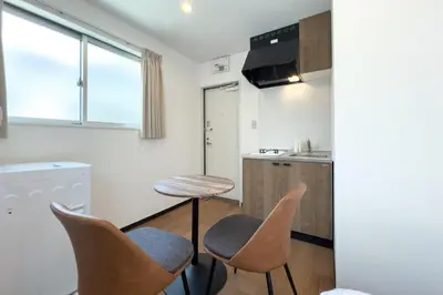 a kitchen with chairs and a table in a room at \u30a8\u30ec\u30ac\u30f3\u30c8\u30cf\u30a6\u30b9 in Tokyo