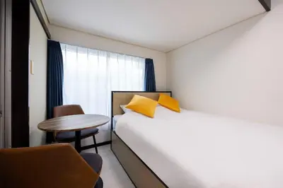 a hotel room with a bed and a table at \u30b0\u30ea\u30fc\u30f3 \u30d2\u30eb in Tokyo