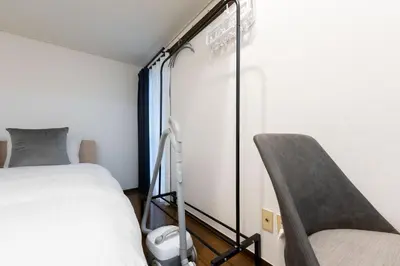 a bedroom with a bed and two chairs at \u30b0\u30ea\u30fc\u30f3 \u30d2\u30eb in Tokyo