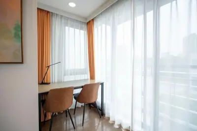 a desk with two chairs next to a large window at \u30b3\u30b9\u30e2\u30ea\u30fc\u30c9\u5357\u9ebb\u5e03 in Tokyo