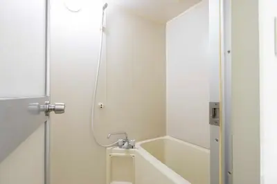 a small bathroom with a tub and a shower at \u30b3\u30b9\u30e2\u30ea\u30fc\u30c9\u5357\u9ebb\u5e03 in Tokyo