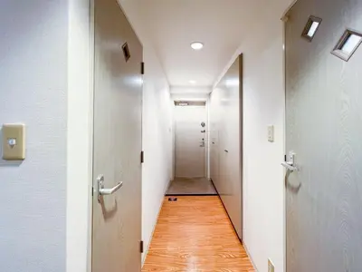 a hallway with white walls and a wooden floor at \u30b3\u30b9\u30e2\u30ea\u30fc\u30c9\u5357\u9ebb\u5e03 in Tokyo