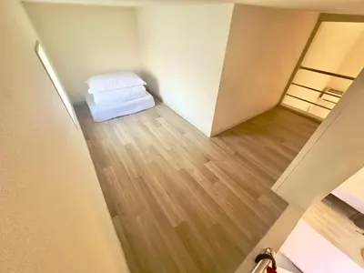 a small room with a bed in the corner at 7\u6642IN19\u6642OUT # \u65b0\u5bbf\u99c5\u96fb\u8eca4\u5206 # \u99c58\u5206 # \u65b0\u898f\u30ea\u30ce\u30d9\u30fc\u30b7\u30e7\u30f3 # \u6700\u59275\u540d # \u5c02\u7528\u30d0\u30b9\u30ad\u30c3\u30c1\u30f3 # 7 00 IN19 00 OUT # 4 min train to Shinjuku # 8 min walk to station # Newly renovated # Max 5 guests # Private bath kitchen in Tokyo