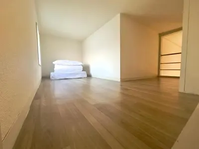an empty room with a bed and a wooden floor at 7\u6642IN19\u6642OUT # \u65b0\u5bbf\u99c5\u96fb\u8eca4\u5206 # \u99c58\u5206 # \u65b0\u898f\u30ea\u30ce\u30d9\u30fc\u30b7\u30e7\u30f3 # \u6700\u59275\u540d # \u5c02\u7528\u30d0\u30b9\u30ad\u30c3\u30c1\u30f3 # 7 00 IN19 00 OUT # 4 min train to Shinjuku # 8 min walk to station # Newly renovated # Max 5 guests # Private bath kitchen in Tokyo