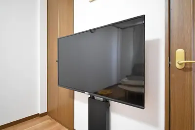 a flat screen tv hanging on a wall at \u30e1\u30be\u30f3\u516b\u5343\u4ee3302 in Tokyo