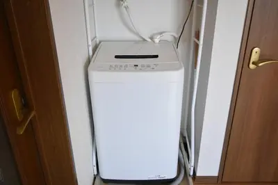 a washer and dryer in the corner of a room at \u30e1\u30be\u30f3\u516b\u5343\u4ee3302 in Tokyo