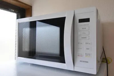 a microwave oven sitting on top of a counter at \u30e1\u30be\u30f3\u516b\u5343\u4ee3302 in Tokyo