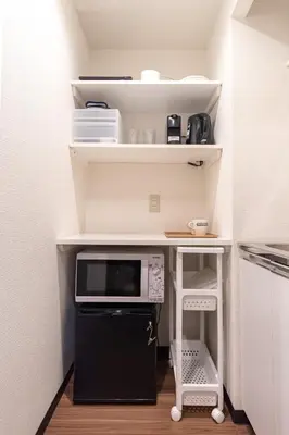 a small kitchen with a desk and a microwave at Shibuya-ku - Apartment - Vacation STAY 72295v in Tokyo
