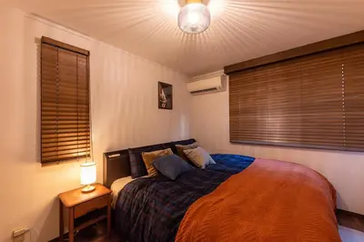 a bedroom with a bed and a lamp on a table at Shibuya-ku - Apartment - Vacation STAY 72295v in Tokyo