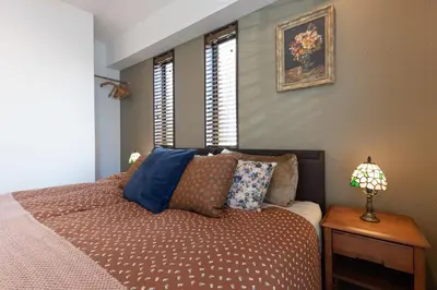 a bedroom with a bed and a lamp on a table at Shibuya-ku - Apartment - Vacation STAY 67815v in Tokyo