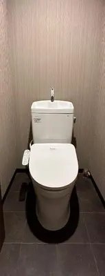 a bathroom with a white toilet in a stall at Sky hotel \u775b\u7a7a\u5854\u70ed\u95e8\u65c5\u6e38\u666f\u533a \u6700\u8fd1\u8f66\u7ad9\u6b65\u884c3\u5206\u949f \u673a\u573a\u76f4\u8fbe \u5468\u8fb9\u6709\u4fbf\u5229\u5e97 \u5546\u573a \u6e29\u6cc9 \u8d2d\u7269\u9910\u996e\u65b9\u4fbf in Tokyo