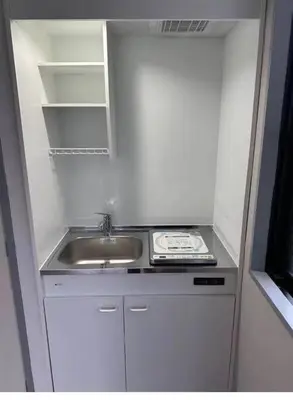 a small white kitchen with a sink and a sink at Sky hotel \u775b\u7a7a\u5854\u70ed\u95e8\u65c5\u6e38\u666f\u533a \u6700\u8fd1\u8f66\u7ad9\u6b65\u884c3\u5206\u949f \u673a\u573a\u76f4\u8fbe \u5468\u8fb9\u6709\u4fbf\u5229\u5e97 \u5546\u573a \u6e29\u6cc9 \u8d2d\u7269\u9910\u996e\u65b9\u4fbf in Tokyo