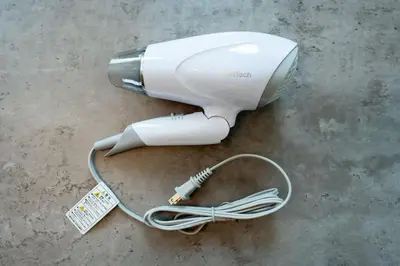 a hair dryer and a hair dryer with a cord at \u30e9\u30a4\u30ef\u30de\u30f3\u30b7\u30e7\u30f3\u5357\u9ebb\u5e03 in Tokyo