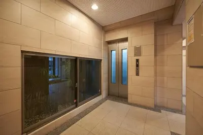 an empty hallway with a large aquarium in a building at \u30eb\u30fc\u30c1\u30a7\u9ad8\u8f2a in Tokyo