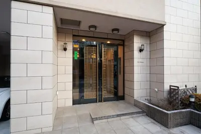 an entrance to a building with a revolving door at \u30eb\u30fc\u30c1\u30a7\u9ad8\u8f2a in Tokyo