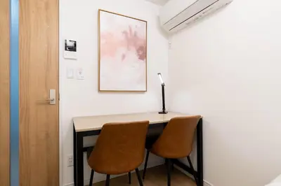 a desk in a room with two chairs at \u30ec\u30d4\u30e5\u30a2\u6771\u5411\u5cf6\u99c5\u524d\u30ec\u30b8\u30c7\u30f3\u30b9ll in Tokyo