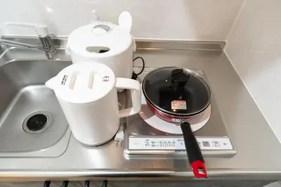 a kitchen counter with a coffee maker and a blender at \u30ec\u30d4\u30e5\u30a2\u6771\u5411\u5cf6\u99c5\u524d\u30ec\u30b8\u30c7\u30f3\u30b9ll in Tokyo
