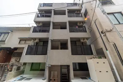 an apartment building with a ladder leading up to it at \u30ec\u30d4\u30e5\u30a2\u6771\u5411\u5cf6\u99c5\u524d\u30ec\u30b8\u30c7\u30f3\u30b9ll in Tokyo