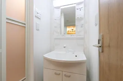 a bathroom with a white sink and a mirror at \u30ec\u30d4\u30e5\u30a2\u6771\u5411\u5cf6\u99c5\u524d\u30ec\u30b8\u30c7\u30f3\u30b9ll in Tokyo