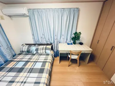 a bedroom with two beds and a desk and a window at \u65b0\u898fOPEN8\u5272\uff011\u68df\u8cb8\u5207\u30fb10\u540d\u53ef\u80fd\uff01\u79cb\u8449\u539f\u307e\u306713\u5206\u3001\u65b0\u5bbf\u307e\u306732\u5206\uff0f\u30b9\u30ab\u30a4\u30c4\u30ea\u30fc\u8fd1\u304f in Tokyo