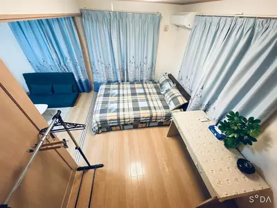a small room with a bed and a window at \u65b0\u898fOPEN8\u5272\uff011\u68df\u8cb8\u5207\u30fb10\u540d\u53ef\u80fd\uff01\u79cb\u8449\u539f\u307e\u306713\u5206\u3001\u65b0\u5bbf\u307e\u306732\u5206\uff0f\u30b9\u30ab\u30a4\u30c4\u30ea\u30fc\u8fd1\u304f in Tokyo