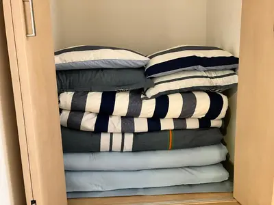 a stack of pillows are stacked in a closet at \u65b0\u898fOPEN8\u5272\uff011\u68df\u8cb8\u5207\u30fb10\u540d\u53ef\u80fd\uff01\u79cb\u8449\u539f\u307e\u306713\u5206\u3001\u65b0\u5bbf\u307e\u306732\u5206\uff0f\u30b9\u30ab\u30a4\u30c4\u30ea\u30fc\u8fd1\u304f in Tokyo