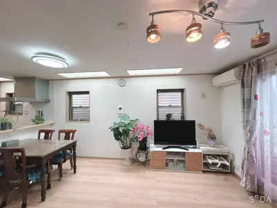 a living room with a television and a dining room table at \u65b0\u898fOPEN8\u5272\uff011\u68df\u8cb8\u5207\u30fb10\u540d\u53ef\u80fd\uff01\u79cb\u8449\u539f\u307e\u306713\u5206\u3001\u65b0\u5bbf\u307e\u306732\u5206\uff0f\u30b9\u30ab\u30a4\u30c4\u30ea\u30fc\u8fd1\u304f in Tokyo