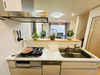 a small kitchen with a sink and a stove at \u65b0\u898fOPEN8\u5272\uff011\u68df\u8cb8\u5207\u30fb10\u540d\u53ef\u80fd\uff01\u79cb\u8449\u539f\u307e\u306713\u5206\u3001\u65b0\u5bbf\u307e\u306732\u5206\uff0f\u30b9\u30ab\u30a4\u30c4\u30ea\u30fc\u8fd1\u304f in Tokyo
