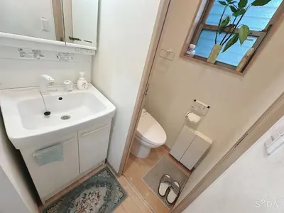 a small bathroom with a sink and a toilet at \u65b0\u898fOPEN8\u5272\uff011\u68df\u8cb8\u5207\u30fb10\u540d\u53ef\u80fd\uff01\u79cb\u8449\u539f\u307e\u306713\u5206\u3001\u65b0\u5bbf\u307e\u306732\u5206\uff0f\u30b9\u30ab\u30a4\u30c4\u30ea\u30fc\u8fd1\u304f in Tokyo