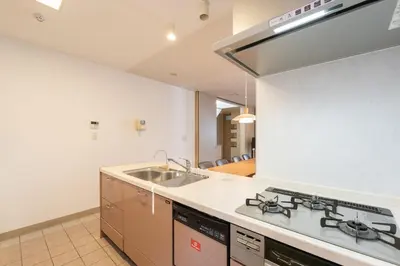 a kitchen with a sink and a stove at \u6771\u99d2\u5f622\u4e01\u76ee\u6238\u5efa in Tokyo