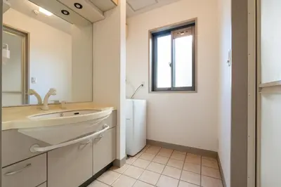 a bathroom with a sink and a mirror at \u6771\u99d2\u5f622\u4e01\u76ee\u6238\u5efa in Tokyo