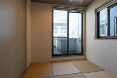 a room with a window and a view of a building at \u6771\u99d2\u5f622\u4e01\u76ee\u6238\u5efa in Tokyo